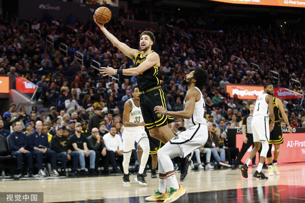 捧起冠军奖 捧起冠军奖